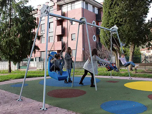Balançoire inclusive 3 places pour aire de jeux accessible