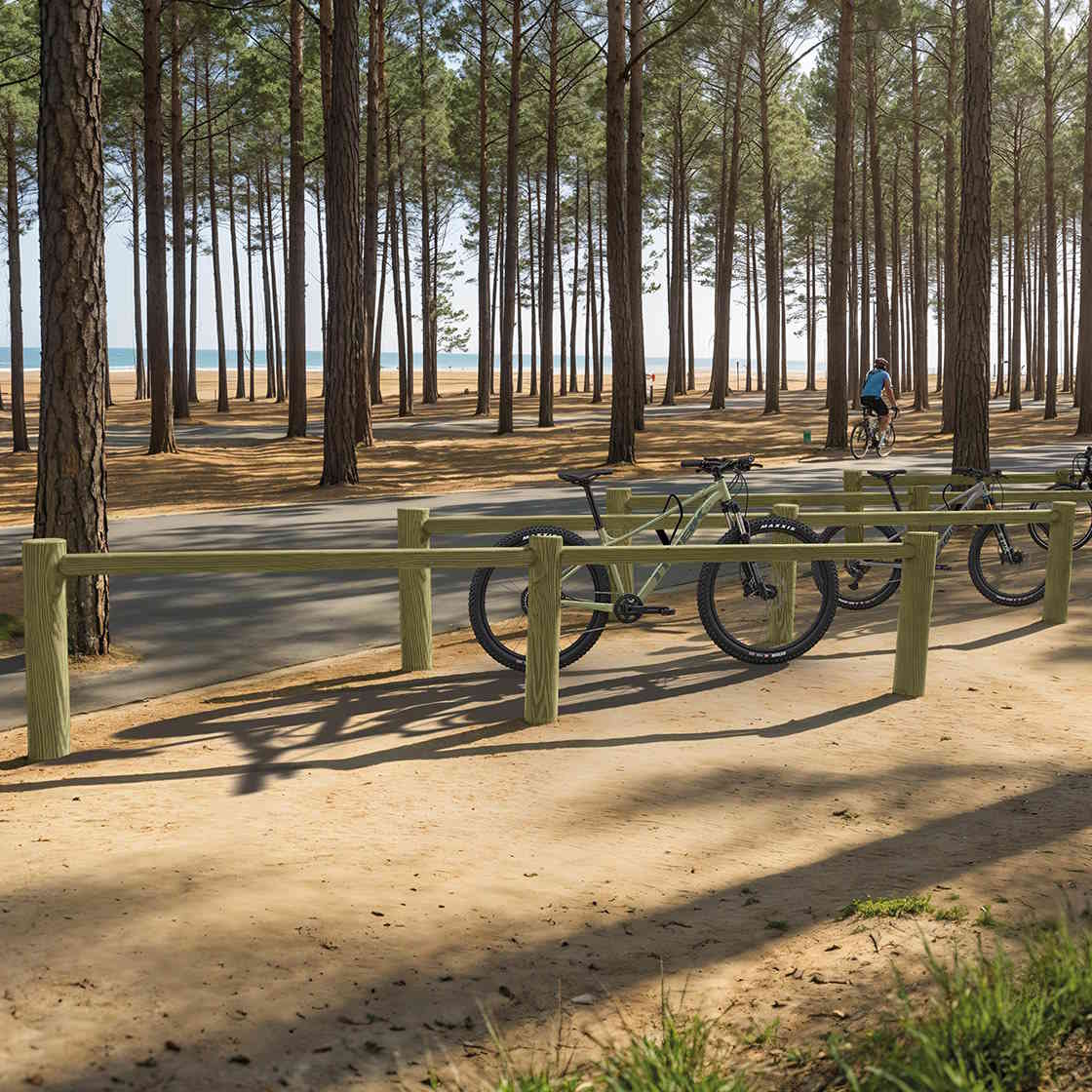 Appui vélos Turin 4 places en rondins de bois avec vélos attachés, vue en situation