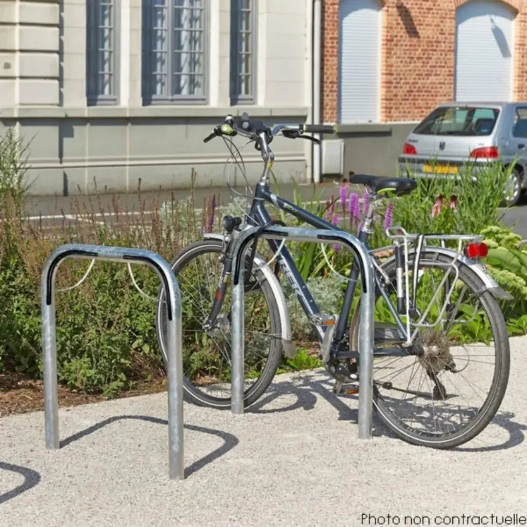 Arceau vélo à sceller Mottez installé, vélos attachés par le cadre