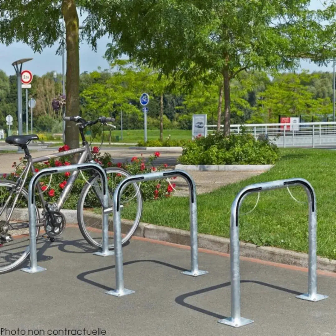Arceau vélo sur platine Mottez installé sur dalle, parking vélo extérieur