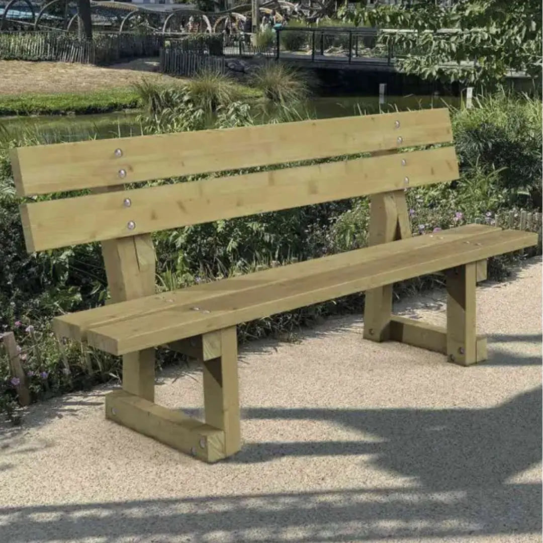 Banc en bois Porto en pin autoclave installé dans un espace public extérieur
