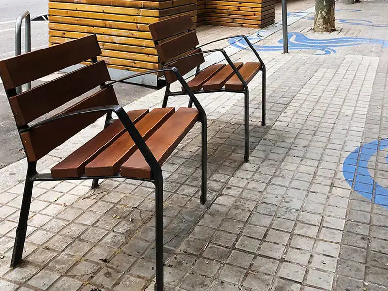 Banc Modo-08 3 m installé dans une rue piétonne
