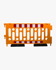 Barrière de police en polypropylène orange avec bandes réfléchissantes classe 1, pieds intégrés rotatifs et système de connexion rapide pour balisage et sécurisation de chantier.