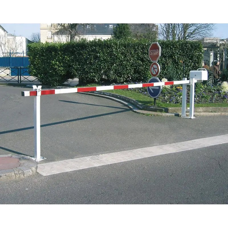 Barrière levante alu avec poteau de réception et système de fermeture par goupille et cadenas