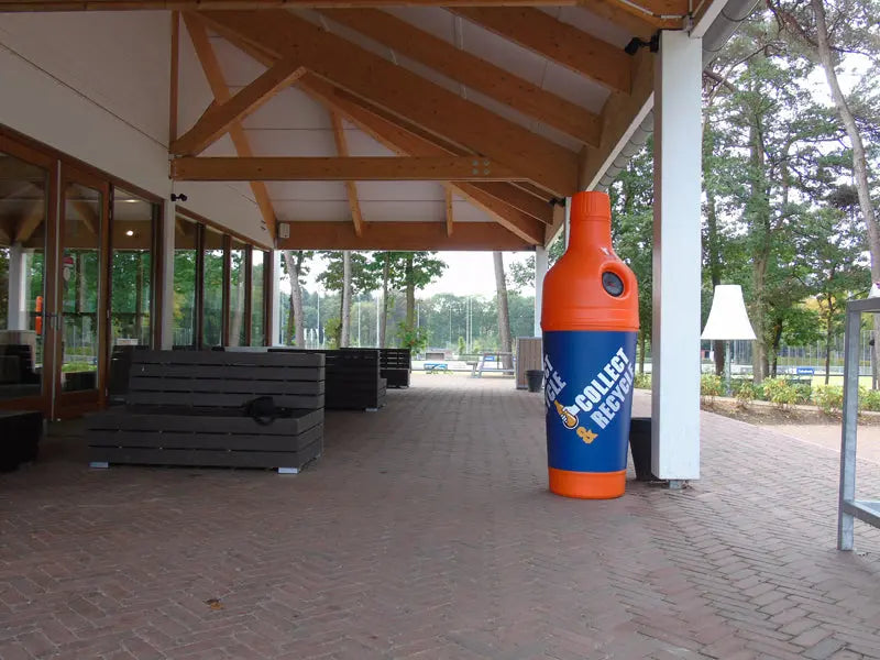 Bouteille géante de collecte PETman orange pour le tri des bouteilles en PET – France Collectivités