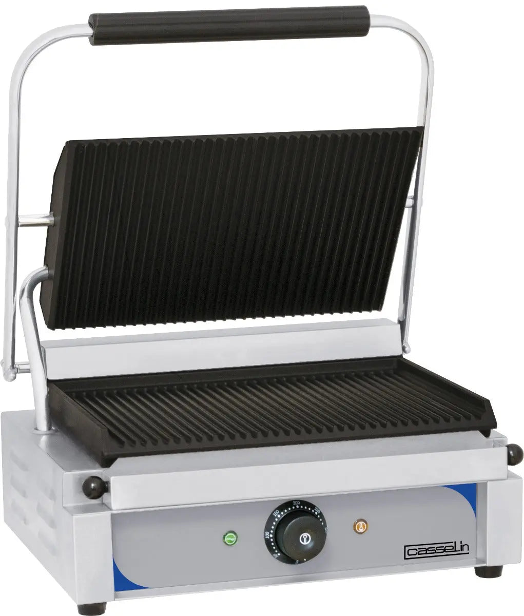 Grill panini professionnel en inox avec plaques rainurées en fonte, thermostat réglable jusqu’à 300°C pour cuisson rapide et homogène.