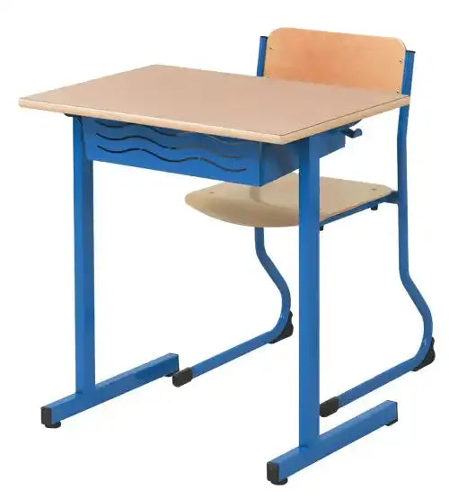 Chaises CAT en situation avec une table d'école en salle de classe