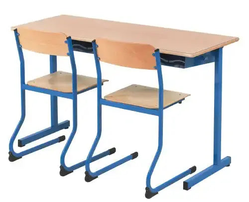 Mise en situation de la chaise CAT avec une table scolaire, autre angle de vue