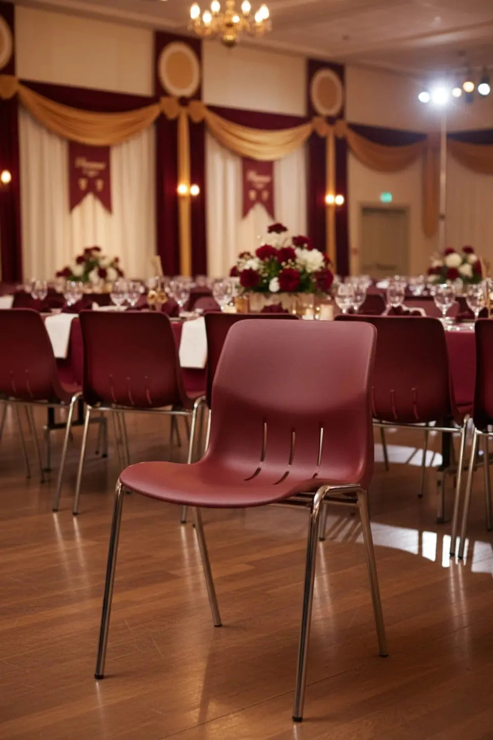 Chaises Kaline bordeaux pieds chromés installées en salle de réunion