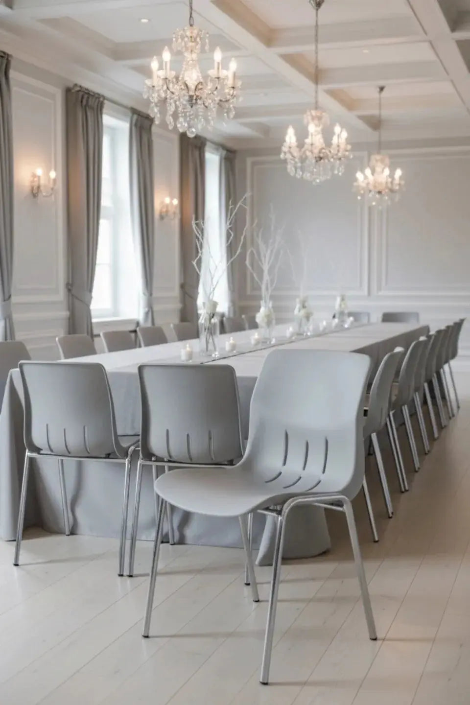Chaises Kaline gris clair à piétement chromé en situation dans une salle