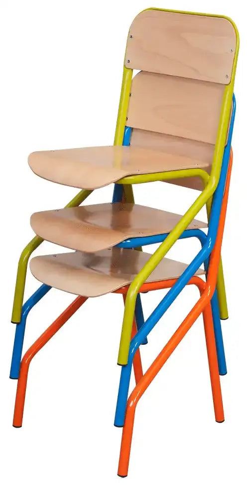 Chaises Mathéo empilées pour libérer la salle de classe