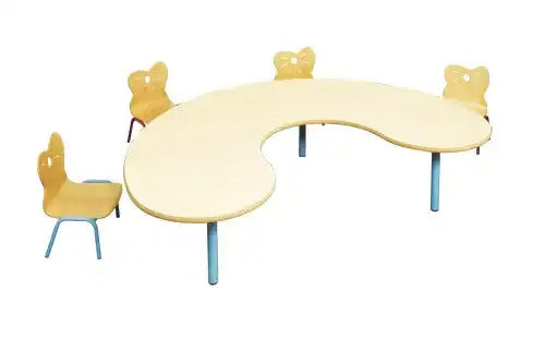 Table haricot 180 x 120 cm entourée de quatre chaises enfant, plateau stratifié et piètement 5 pieds