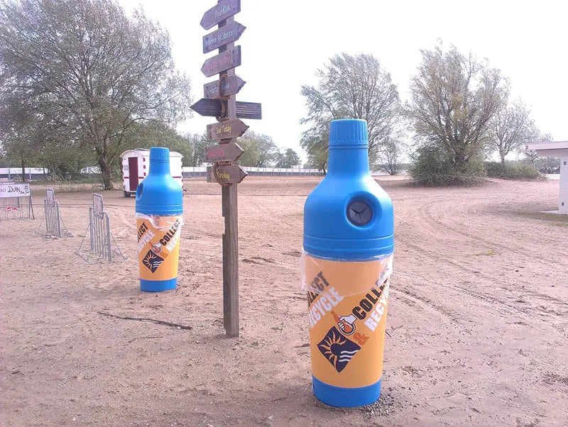 Collecteur de bouteilles PETman bleu en situation dans un espace public – France Collectivités