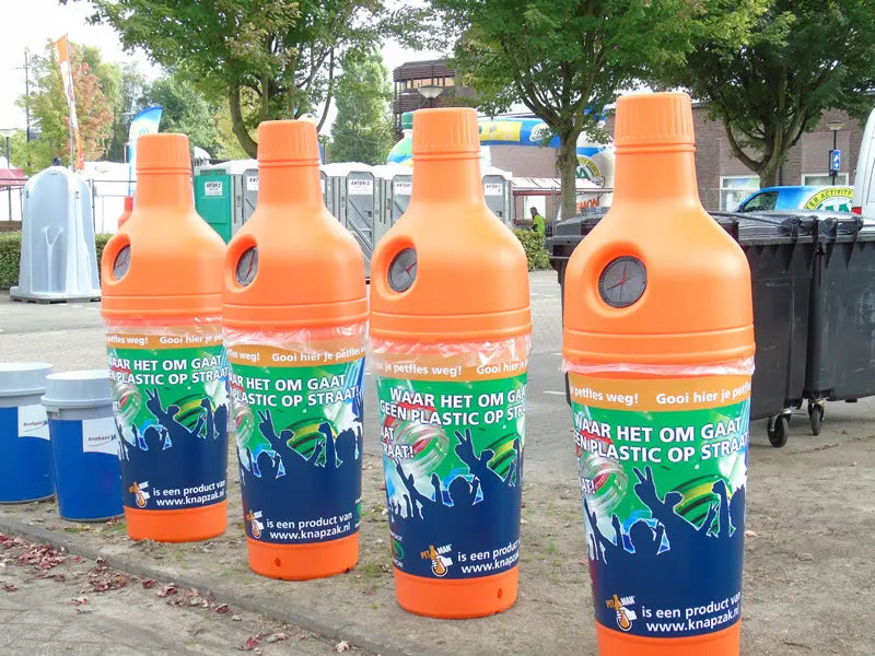 Collecteur de bouteilles PETman orange installé lors d'un événement en extérieur – France Collectivités
