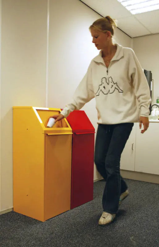 Collecteur rouge 70 litres à ouverture push, détail de la façade – France Collectivités