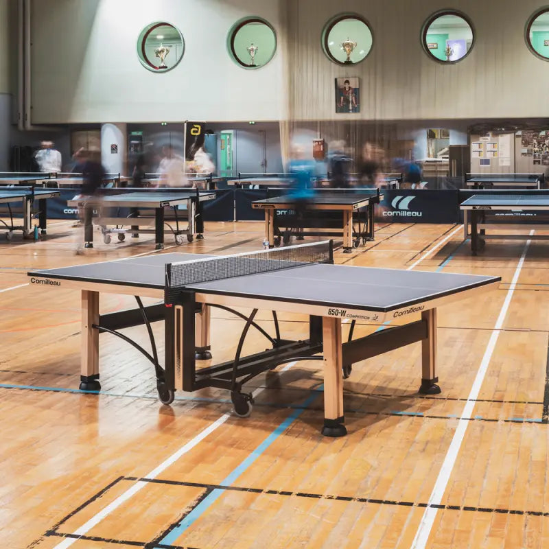 Cornilleau 850-W ITTF, table pliante sur roues pour salle de sport
