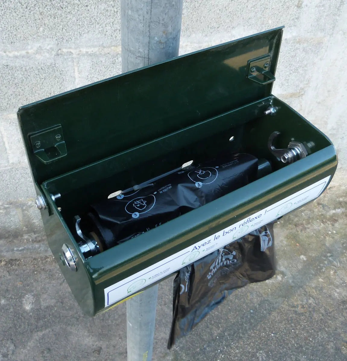 Distributeur de sacs canins sur rouleau avec ouverture sécurisée, frein stop-bag et traitement anti-corrosion fabriqué en France