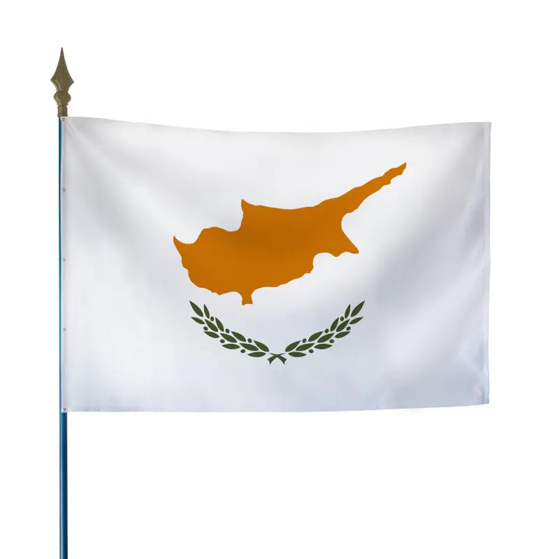 Drapeau chypriote blanc avec carte de l'île couleur cuivre et rameaux d'olivier, fixé sur hampe en bois