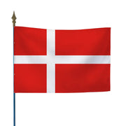Drapeau danois rouge à croix scandinave blanche, fixé sur hampe en bois