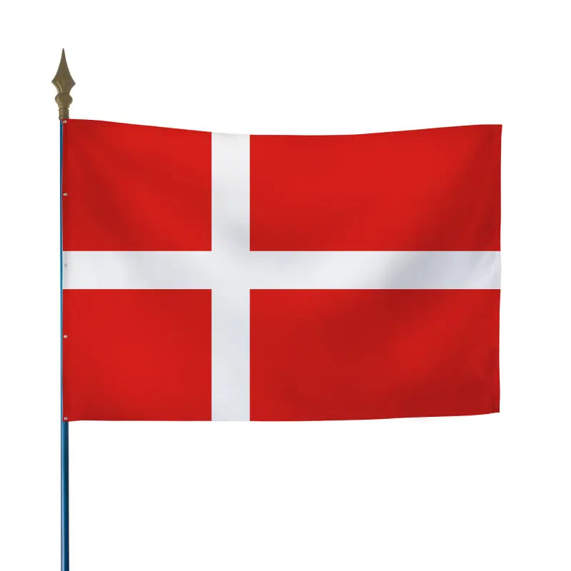 Drapeau danois rouge à croix scandinave blanche, fixé sur hampe en bois