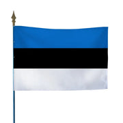 Drapeau estonien à bandes bleue, noire et blanche, fixé sur hampe en bois