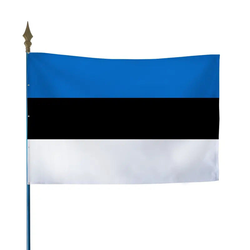 Drapeau estonien à bandes bleue, noire et blanche, fixé sur hampe en bois