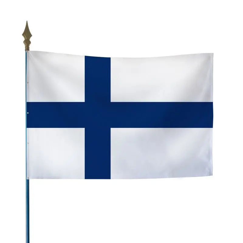 Drapeau finlandais blanc à croix scandinave bleue, fixé sur hampe en bois