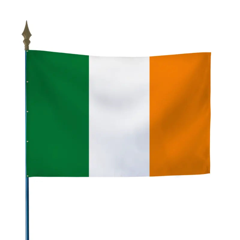 Drapeau irlandais vert, blanc et orange à bandes verticales, fixé sur hampe en bois