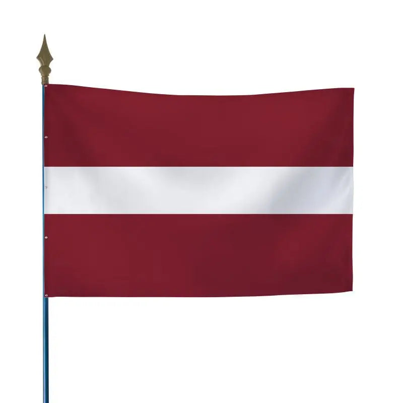 Drapeau letton rouge carmin traversé d'une fine bande blanche, fixé sur hampe en bois