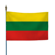 Drapeau lituanien jaune, vert et rouge à bandes horizontales, fixé sur hampe en bois