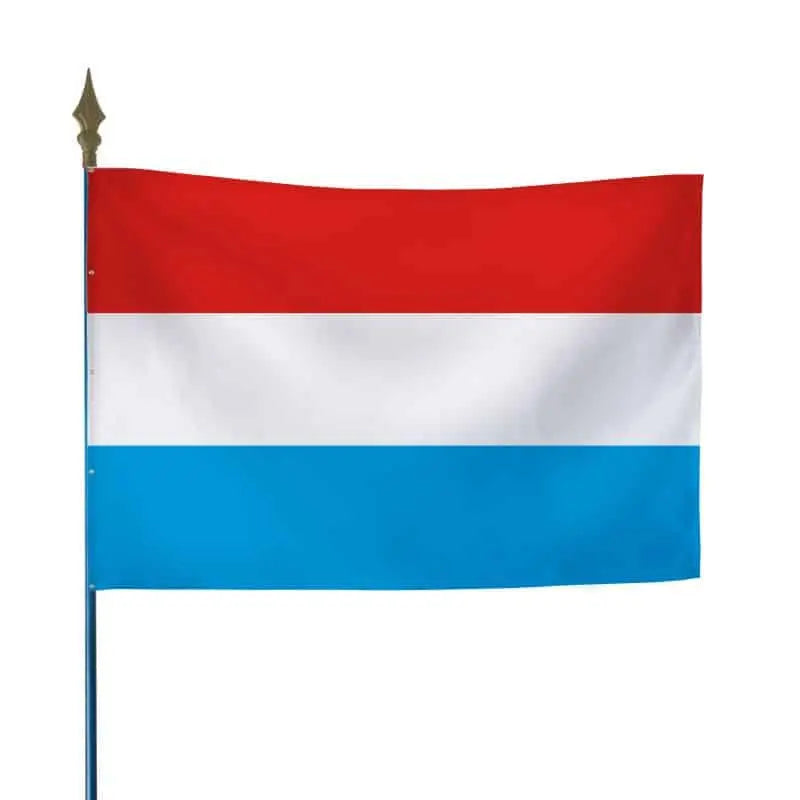 Drapeau luxembourgeois à trois bandes rouge, blanche et bleu clair, fixé sur hampe en bois