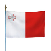 Drapeau maltais blanc et rouge orné de la croix de George, fixé sur hampe en bois