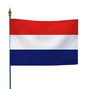 Drapeau néerlandais aux bandes rouge, blanche et bleue, fixé sur hampe en bois