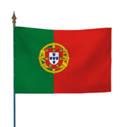 Drapeau portugais vert et rouge avec sphère armillaire et écu national, fixé sur hampe en bois