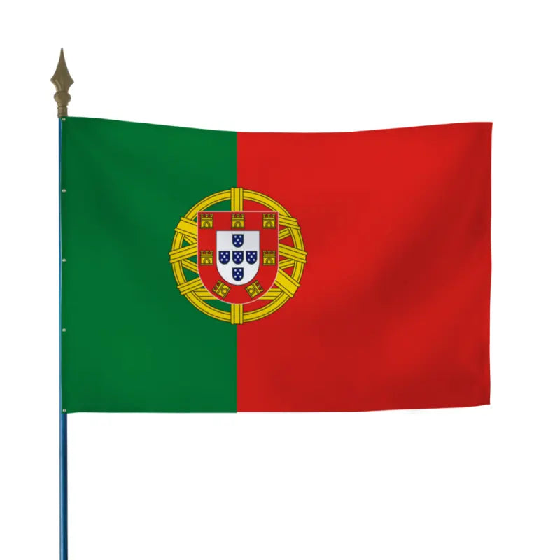 Drapeau portugais vert et rouge avec sphère armillaire et écu national, fixé sur hampe en bois