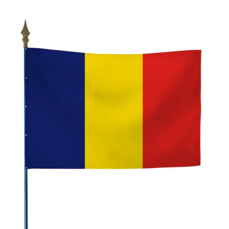Drapeau roumain tricolore bleu, jaune et rouge à bandes verticales, fixé sur hampe en bois