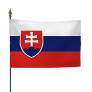 Drapeau slovaque blanc, bleu et rouge orné de la double croix sur trois monts, fixé sur hampe en bois