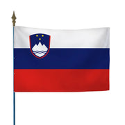 Drapeau slovène blanc, bleu et rouge avec l'écusson du mont Triglav et ses trois étoiles dorées, fixé sur hampe en bois