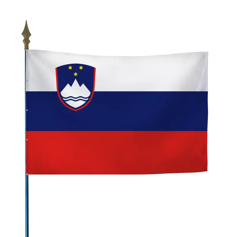 Drapeau slovène blanc, bleu et rouge avec l'écusson du mont Triglav et ses trois étoiles dorées, fixé sur hampe en bois