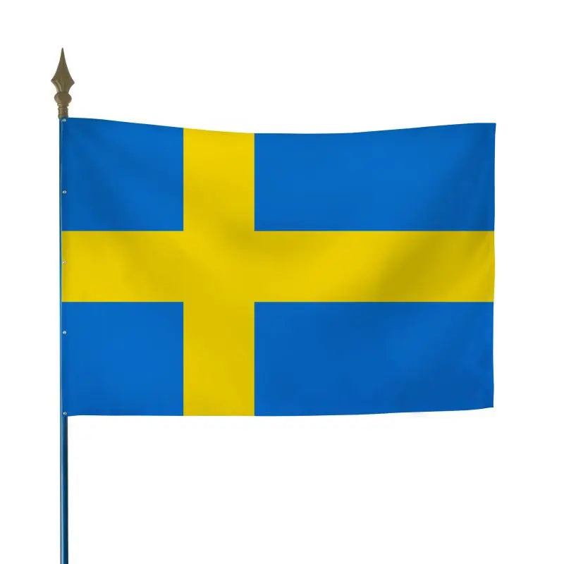 Drapeau suédois bleu à croix scandinave jaune décalée vers la hampe, fixé sur hampe en bois