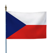 Drapeau tchèque blanc et rouge avec triangle bleu côté hampe, fixé sur hampe en bois