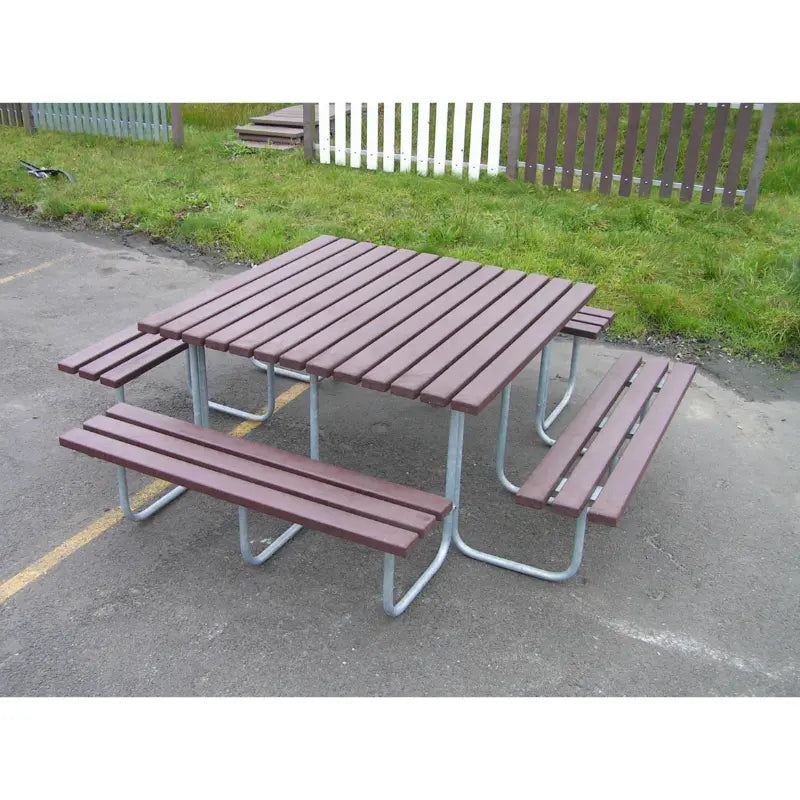 Ensemble table et banquettes en plastique recyclé Stelvio