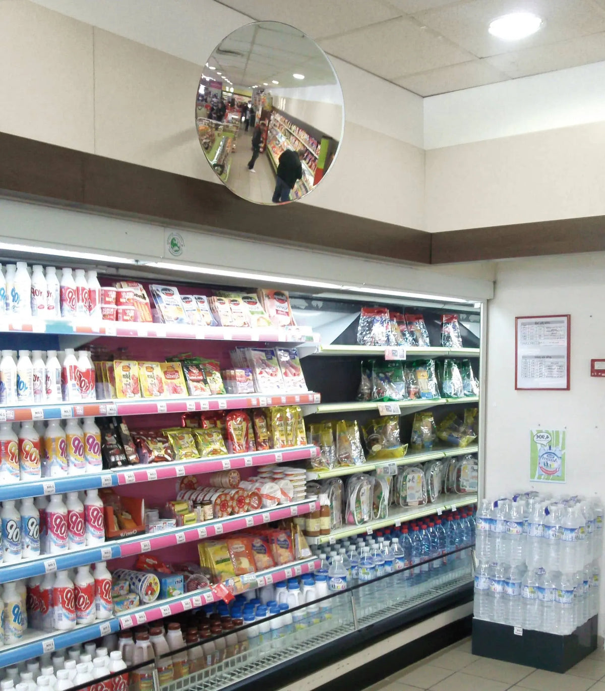 Grand miroir de surveillance antivol installé dans un supermarché
