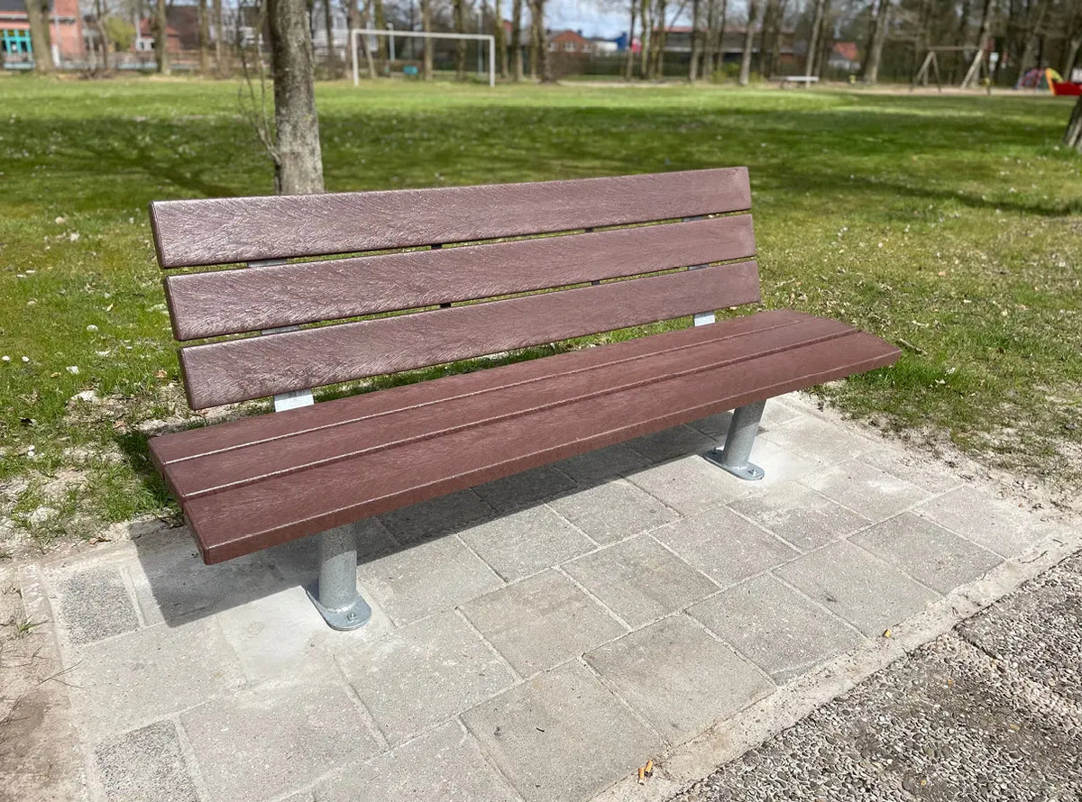 Banc senior Sapo en plastique recyclé marron, autre vue d'installation – France Collectivités