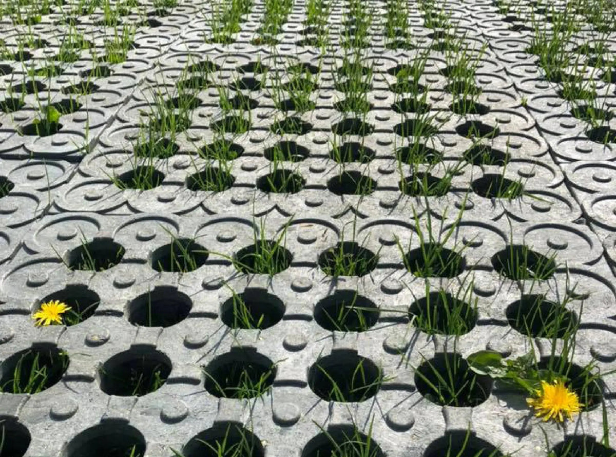 Surface stabilisée par dalles 50 x 50 cm en plastique recyclé – France Collectivités