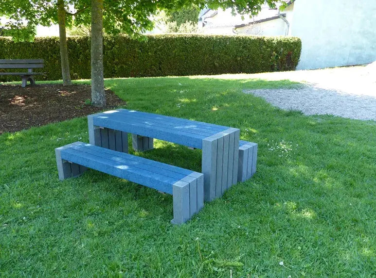 Banquette enfant Calero aux angles arrondis, vue rapprochée en situation – France Collectivités