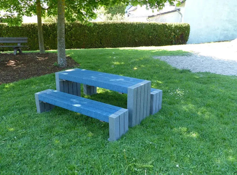 Table enfant Calero à madriers colorés, vue rapprochée en situation – France Collectivités
