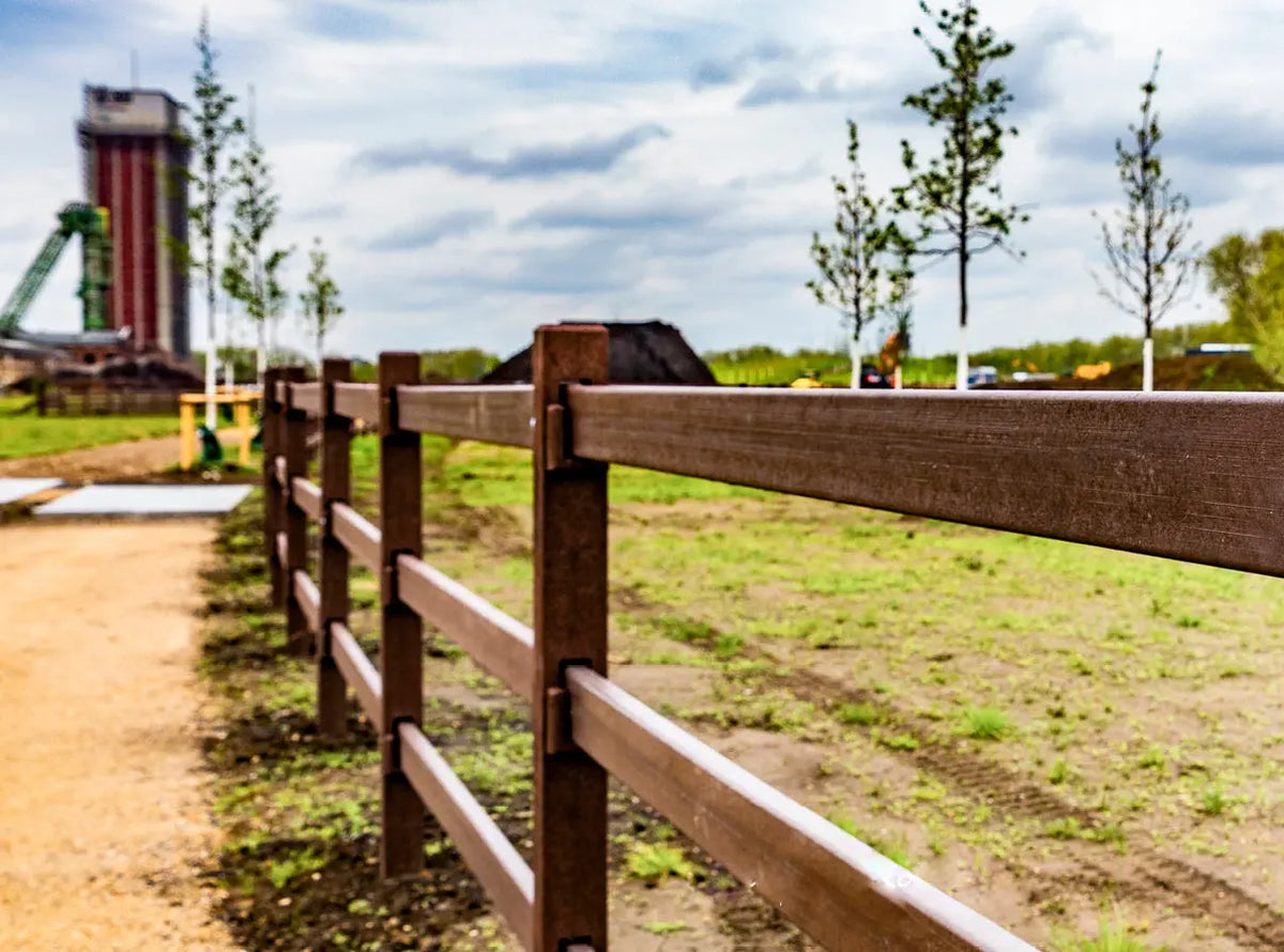 Ligne de clôture paddock à trois lisses marron – France Collectivités