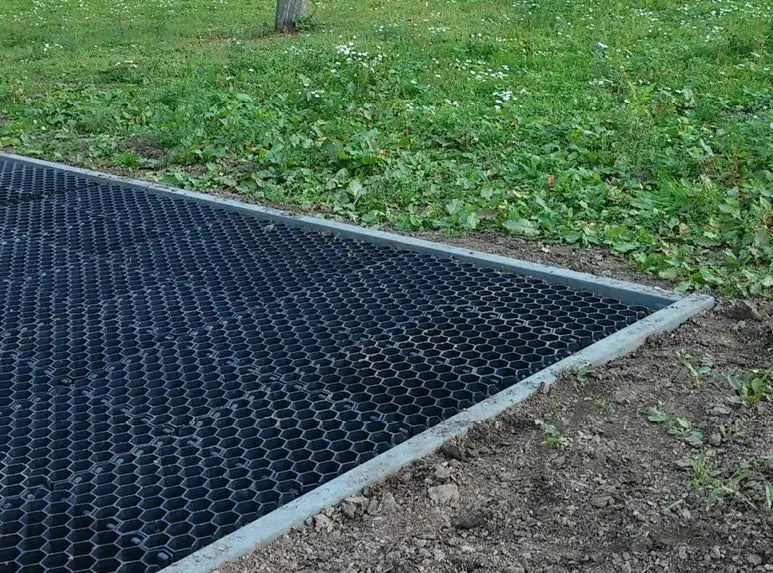 Dalles paddock noires assemblées par leurs pattes de fixation – France Collectivités