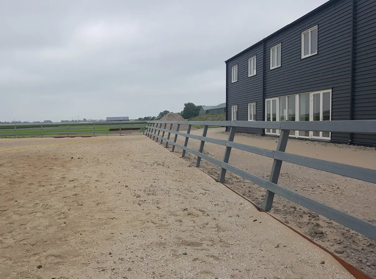 Plaques de box cheval emboîtées en plastique recyclé – France Collectivités